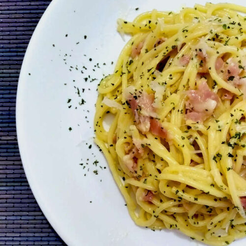Pasta en salsa carbonara tradicional