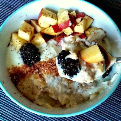 Porridge o gachas de avena con manzana