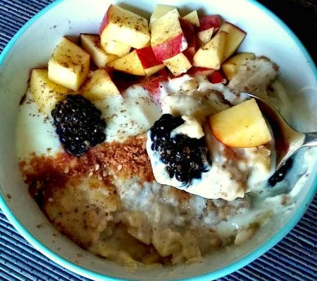 Porridge o gachas de avena con manzana