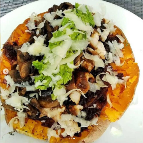 Boniato asado con pollo marinado y champiñones