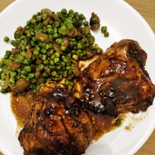 Pollo marinado asiático con salteado de guisantes