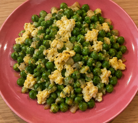 Guisantes salteados con huevo